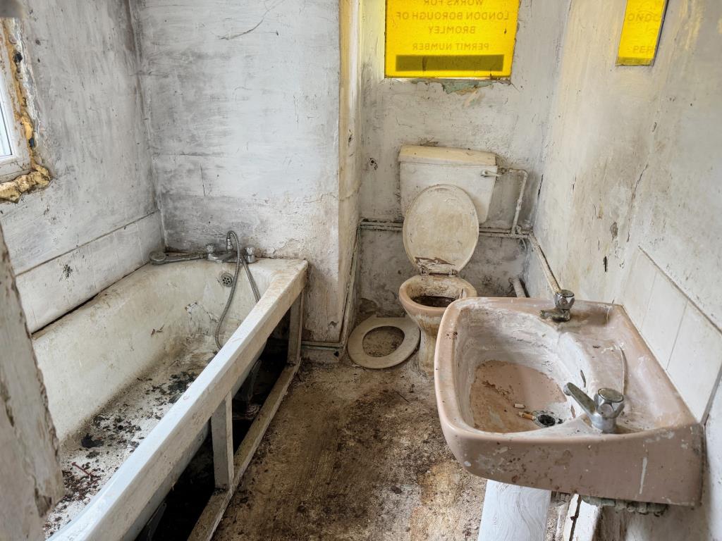 Lot: 135 - TERRACE HOUSE FOR TOTAL REFURBISHMENT - Bathroom